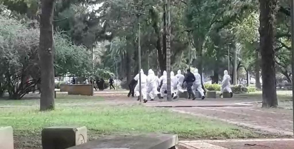 Un procedimiento policial derivó con la detención de un grupo de jóvenes que se encontraba reunido en el parque San Martín.