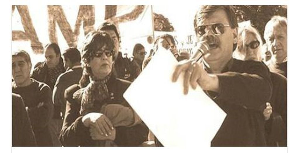 Rogelio De Leonardi, histórico dirigente del gremio docente AMP protagonizando "El Riojanazo" en una multitudinaria marcha en 1993