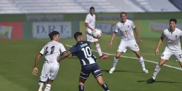 Joel Soñora intenta ante la defensa de Newell's