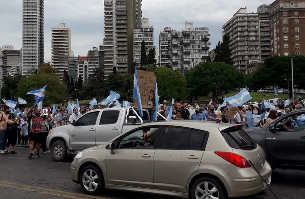 Protesta contra el Gobierno nacional frente al Monumento Nacional a la Bandera en Rosario. (Vía Rosario)