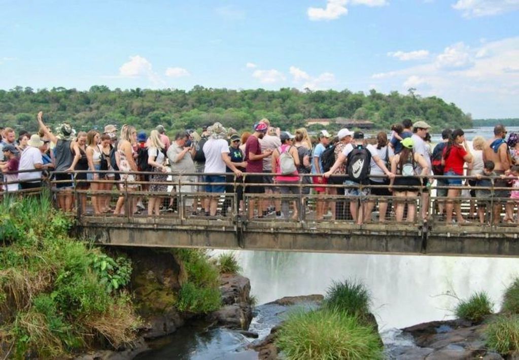 Paseos abarrotados de visitantes como en la temporada de invierno en las Cataratas del Iguazú. (CIMECO)