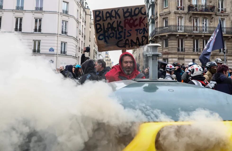 Protestas en París ante reforma de Macron.