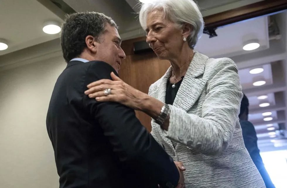 In this file photo taken on May 10, 2018 International Monetary Fund (IMF) Managing Director Christine Lagarde greets Argentinian Economy Minister Nicolas Dujovne prior to talks at IMF headquarters in Washington, DC.\r\nThe IMF board will meet informally on May 18, 2018, to discuss a financial aid package for Argentina, which the IMF hopes to finalize quickly, IMF spokesman Gerry Rice said in a statement said May 14. / AFP PHOTO / NICHOLAS KAMM eeuu Washington nicolas dujovne Christine Lagarde pedido rescate auxilio fondo monetario internacional FMI crisis economica corrida bancaria ministro de hacienda viaja al fmi a pedir ayuda