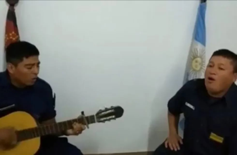 Policía de Seclantás canta para concientizar a los salteños.