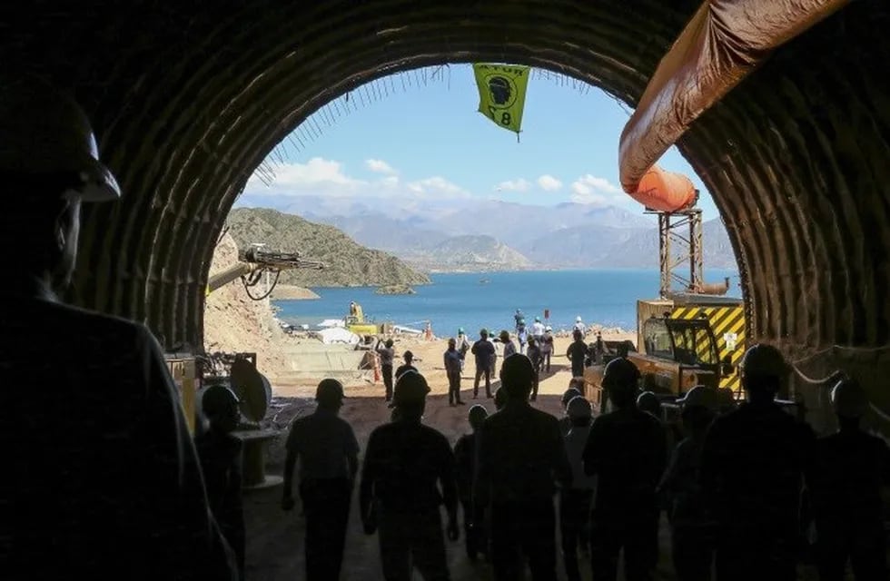 Las obras en el túnel que unirá Cacheuta con Potrerillos están casi listas y a fines de febrero se realizará la inauguración.