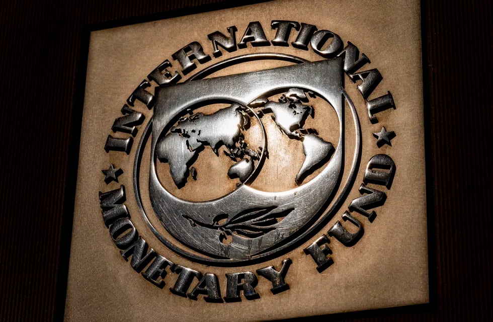 En esta imagen archivo, el logo del Fondo Monetario Internacional, visto en su sede, el 5 de abril de 2021, en Washington. (AP Foto/Andrew Harnik, archivo)