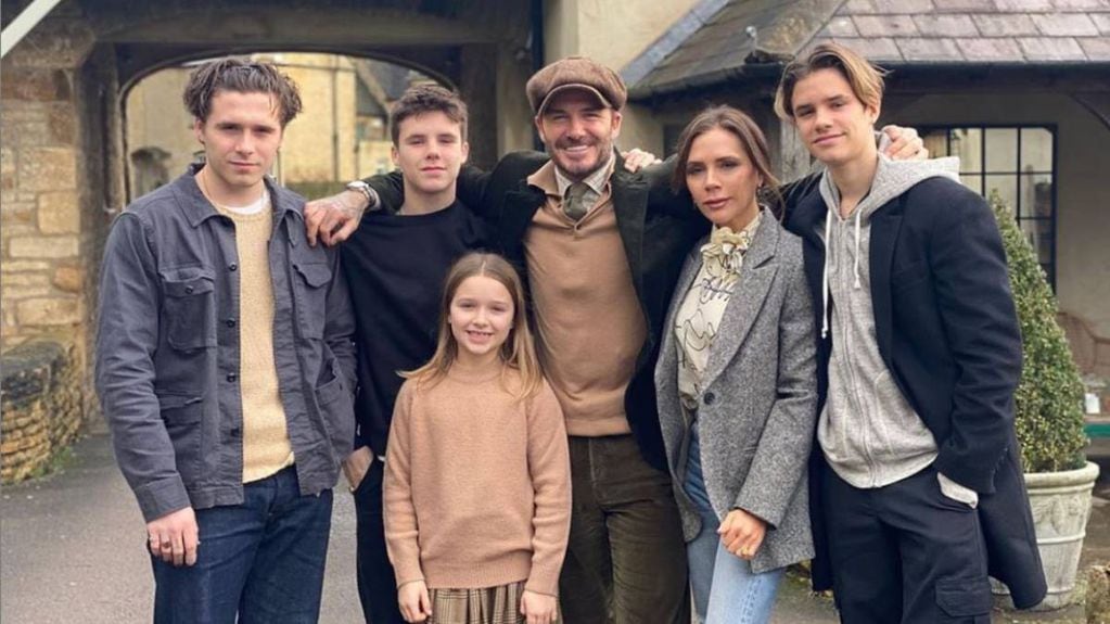 Victoria y David Beckham con sus hijos.