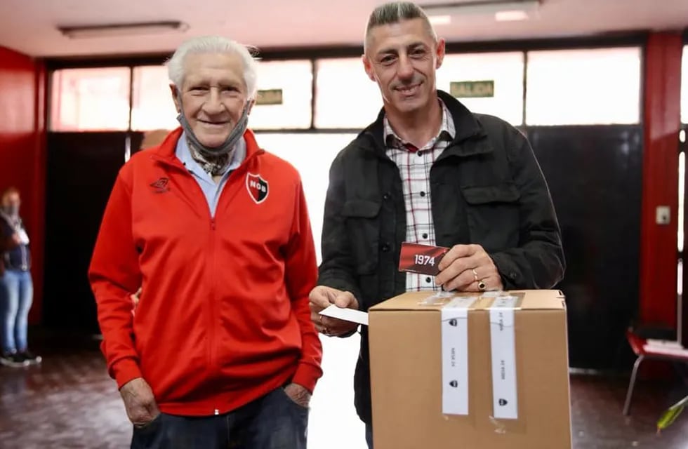 Cristian D'Amico, a la derecha, votando en las últimas elecciones en Newell's. (@Frenteryn)