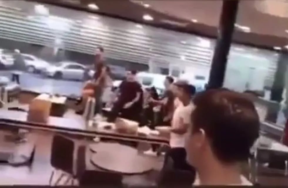 En una terrible batalla campal, destrozaron un McDonald's en Pilar por el Superclásico