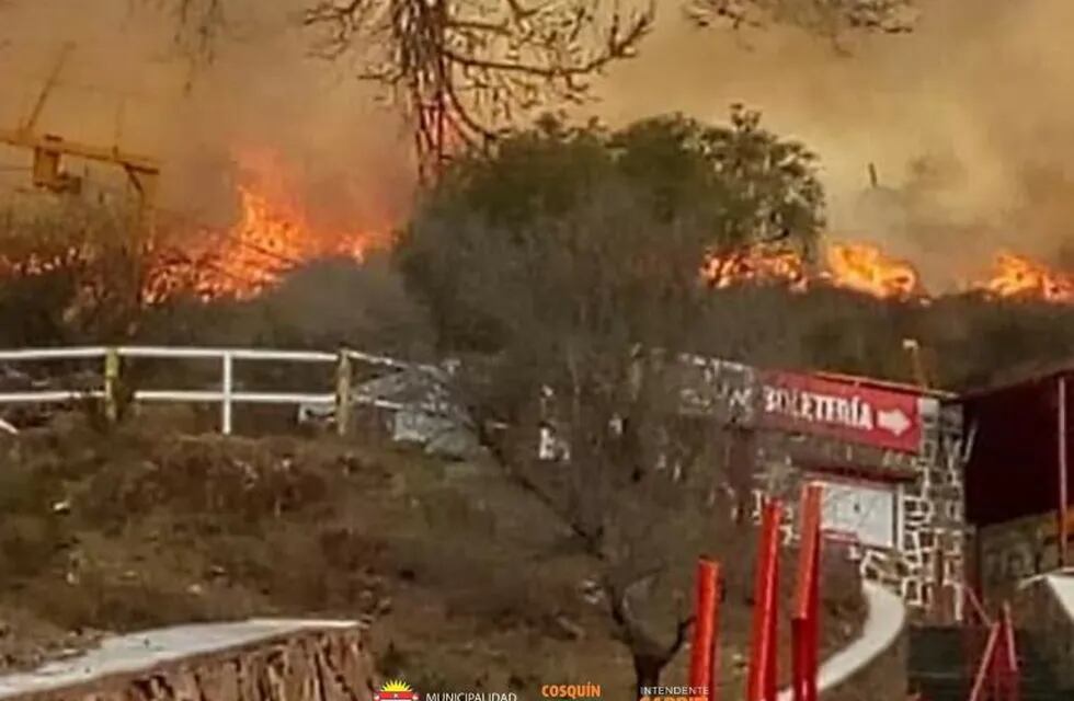 Incendio en el cerro Pan de azúcar de Cosquín. (Foto: Radio Pueblo / Municipalidad de Cosquín).