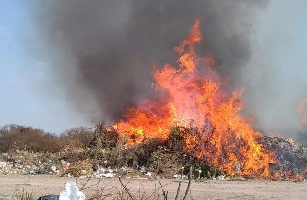 Incendio basural Capilla del Monte (Créditos: INFO CBA)