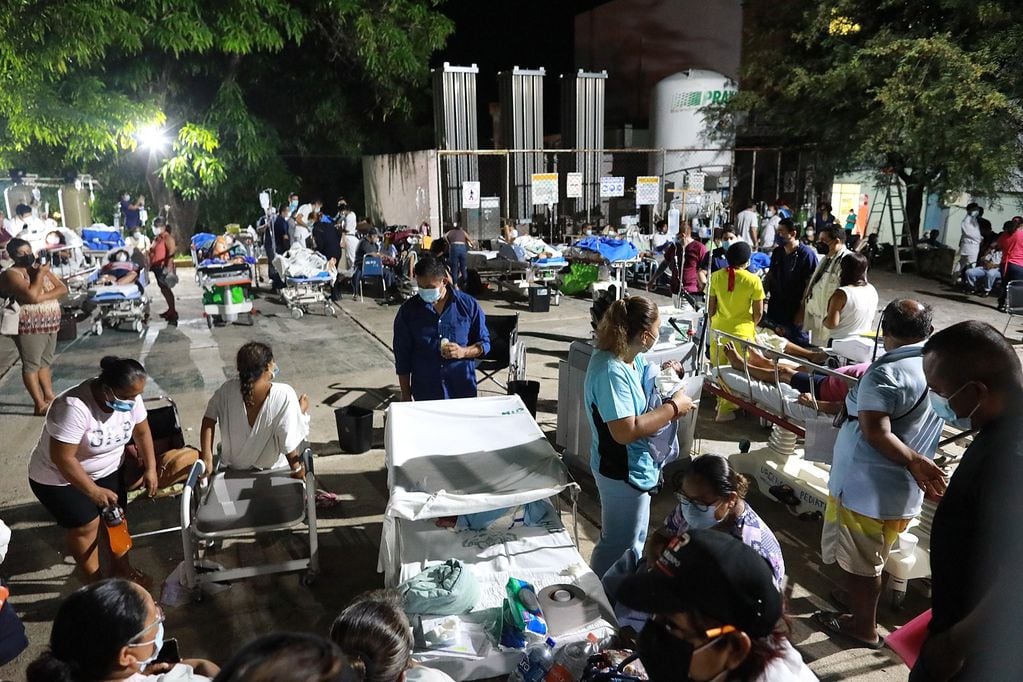 Pacientes desalojados de un hospital debido al terremoto.