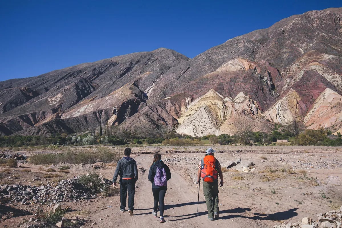 Un plan cada vez más elegido por los turistas en la Quebrada de Humahuaca: una caminata bajo el cielo azul, para maravillarse con los coloridos cerros de Maimará.