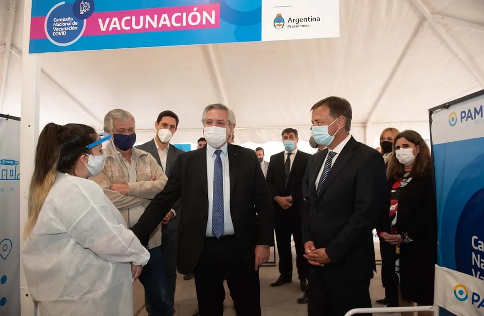 El Presidente Alberto Fernández junto a una comitiva oficial, entre los que se encontraba el gobernador Rodolfo Suarez visitó el centro de vacunación del PAMI en calle Belgrano. Gentileza Gobierno de Mendoza