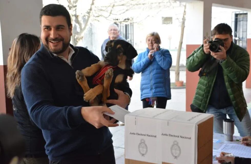 Marcos Cleri junto a su perro votando en las PASO. (Marcos Cleri)