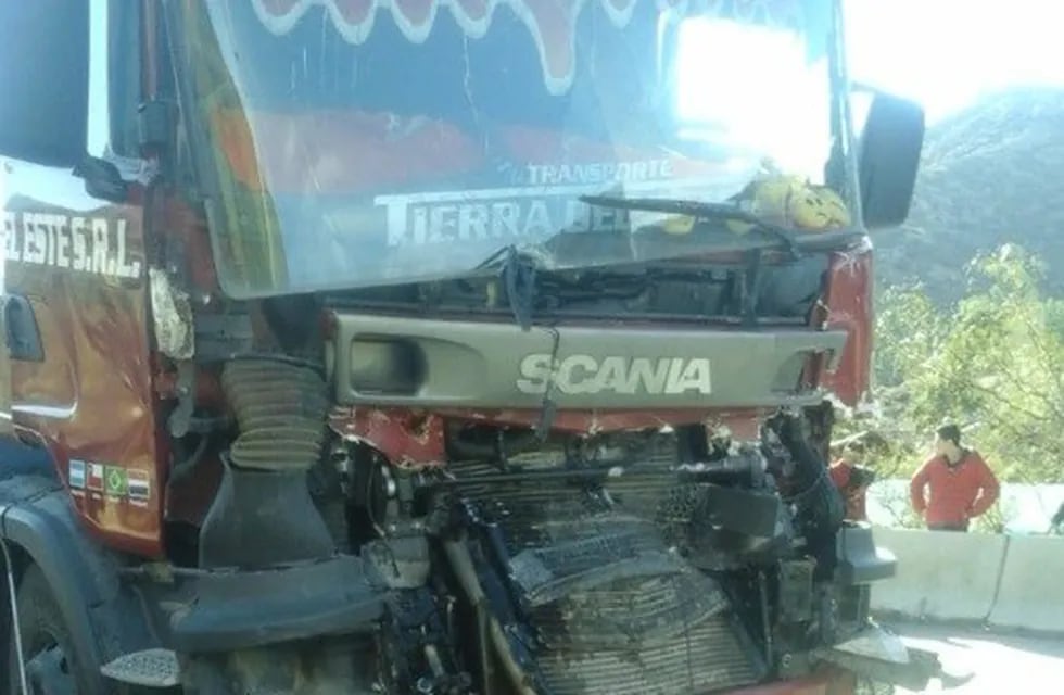 El accidente de tránsito ocurrió en el camino Internacional sector Las Vizcachas, cuando colisionaron tres camiones.
