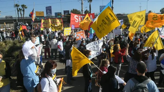 Gremios cortaron la calle en el Nudo Vial en rechazo al aumento salarial por decreto