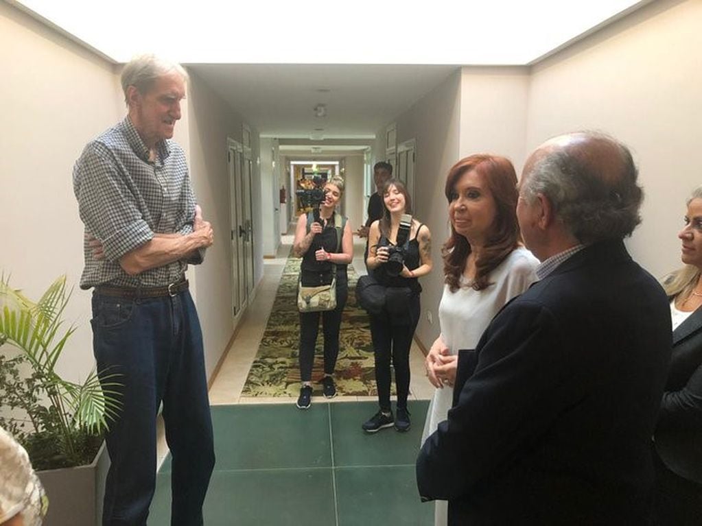 Ernesto Finito Gehrmann con la expresidenta Cristina Fernández a quien lo acompañaba el ex funcionario Oscar Parrilli. (Twitter Argüello)