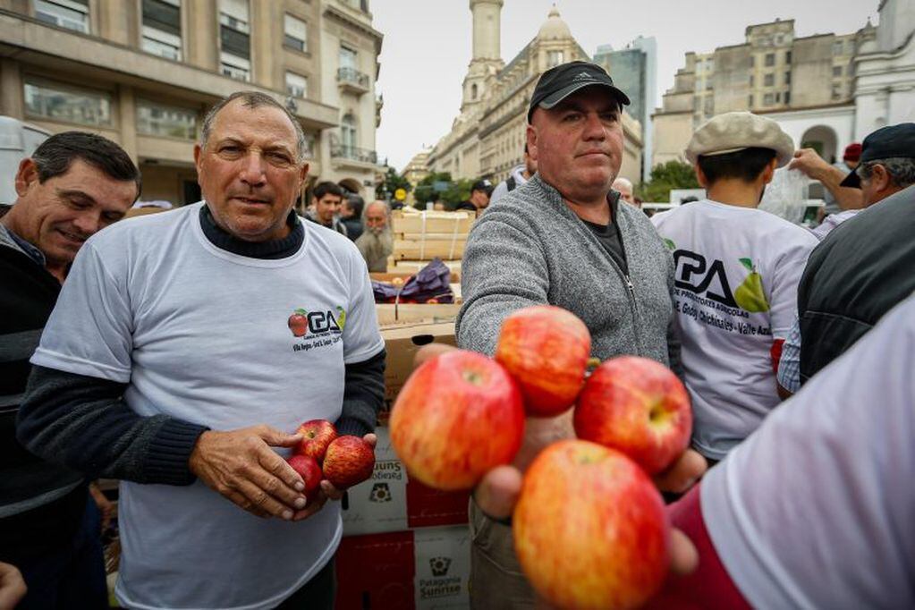 Se repartieron 30 mil kilos de manzanas, peras y naranjas. (EFE/Juan Ignacio Roncoroni)