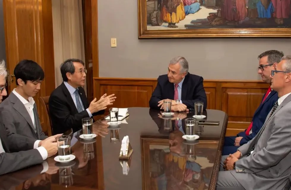El embajador de Corea en la Argentina, Myung-soo Jang, estuvo en Jujuy y se reunió con el gobernador Morales para expresarle su interés en el potencial de la provincia en materia de producción de litio y generación de hidrógeno verde.