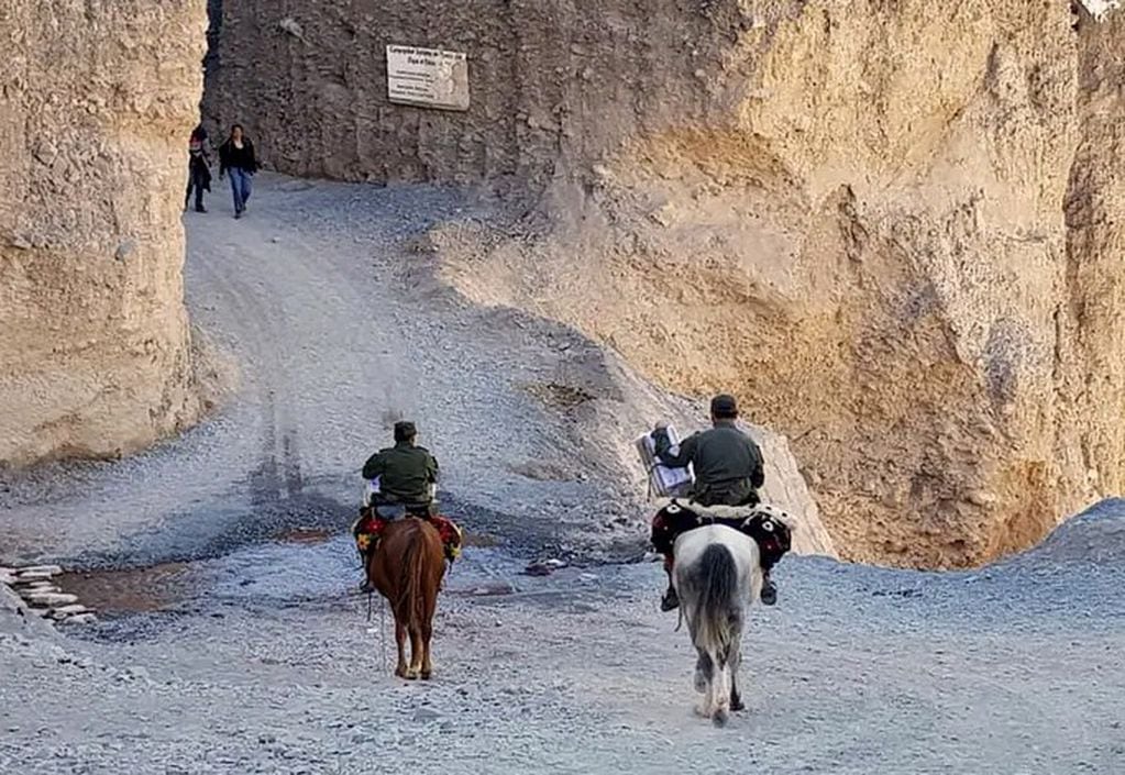 Gendarmes transportando urnas a lugares inaccesibles de Salta. (Gendarmería Nacional)