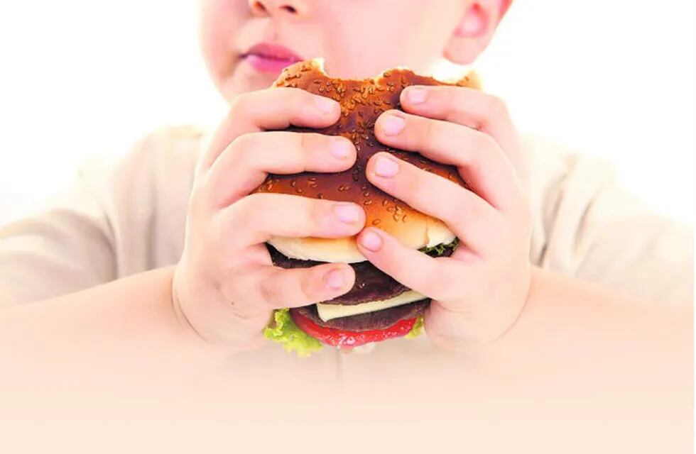 La comida chatarra provoca impacto también en los hijos de quienes consumen este tipo de alimentos.