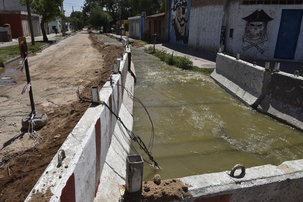 Los trabajos de la Municipalidad para reparar el desborde cloacal (Ramiro Pereyra/LaVoz).