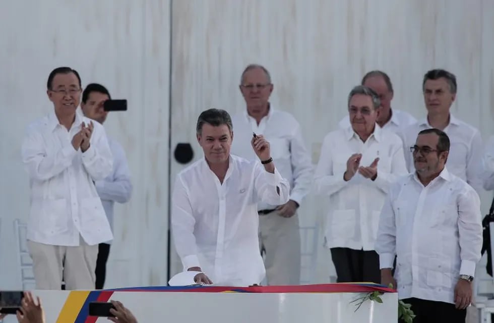 HANDOUT - ARCHIVO - El presidente de Colombia, Juan Manuel Santos, junto al jefe de las FARC, Rodrigo Londou00f1o, durante la firma el 26/09/2016 del histórico acuerdo de paz que pretendía poner punto final a 52 au00f1os de confrontación armada entre el Estado y ese grupo guerrillero. El Comitu00e9 Noruego del Nobel anunció el 07/10/2016 que Santos es el nuevo Premio Nobel de la Paz.  rnFoto: Presidencia Colombia/dpa (Vinculado al texto de dpa 
