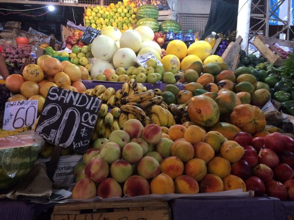 Los colores y el perfume de las frutas es un atractivo en los puestos del mercado "Hipólito Yrigoyen", en San Salvador de Jujuy.
