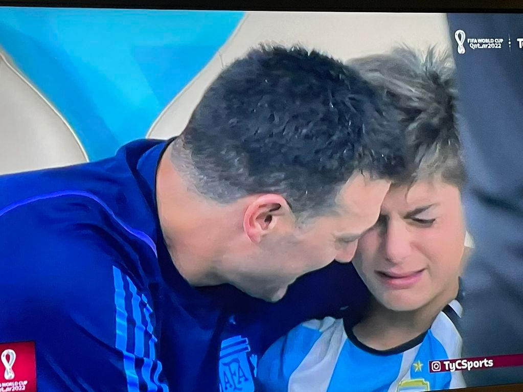 Enorme emoción de Scaloni y su hijo, tras clasificar a semifinales. (Captura).