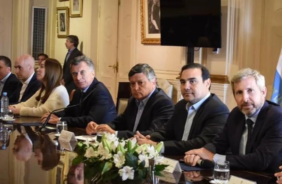 Domingo Peppo en la reunión entre gobernadores y Macri. (Foto: @domingopeppo)