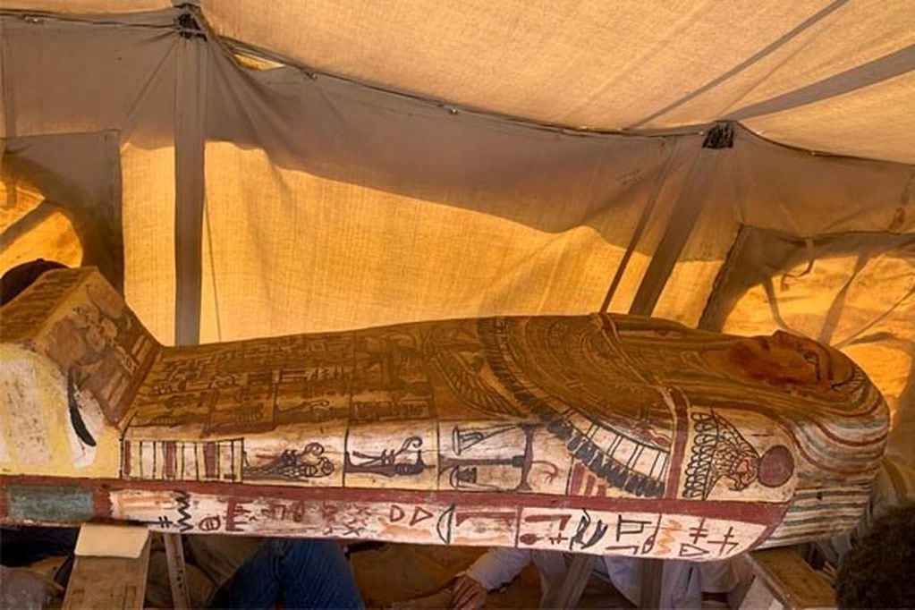Decenas de ataúdes intactos de 2.500 años hallados al sur de El Cairo.  (Foto: POLITICA INVESTIGACIÓN Y TECNOLOGÍA CONSEJO SUPREMO DE ANTIGÜEDADES)