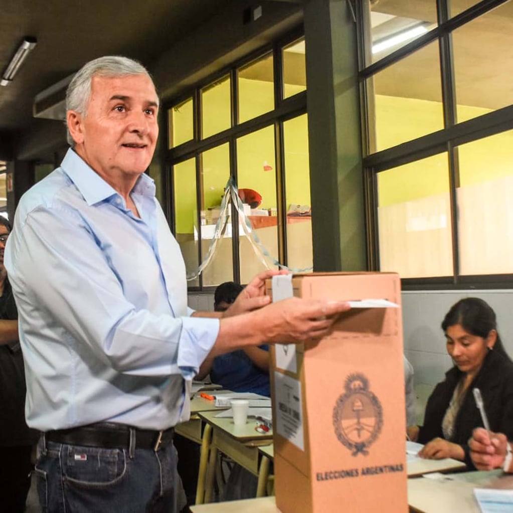 El gobernador Gerardo Morales emitió su voto en el Colegio "José Hernández" del barrio Los Perales.