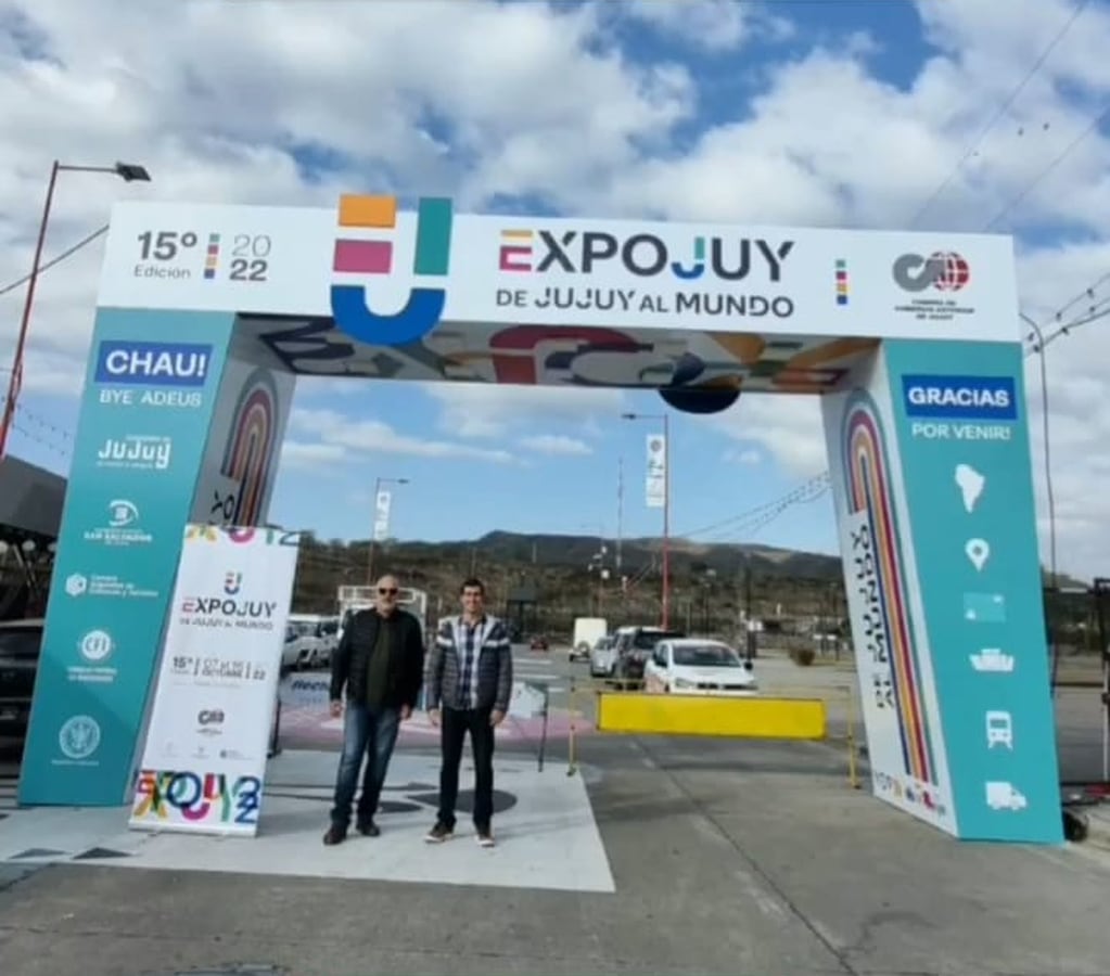 Directivos del Moto Club Jujuy llegaron temprano al predio para ajustar los preparativos con miras al "Tercer Motoencuentro Internacional" que tendrá lugar en la Expojuy este viernes.