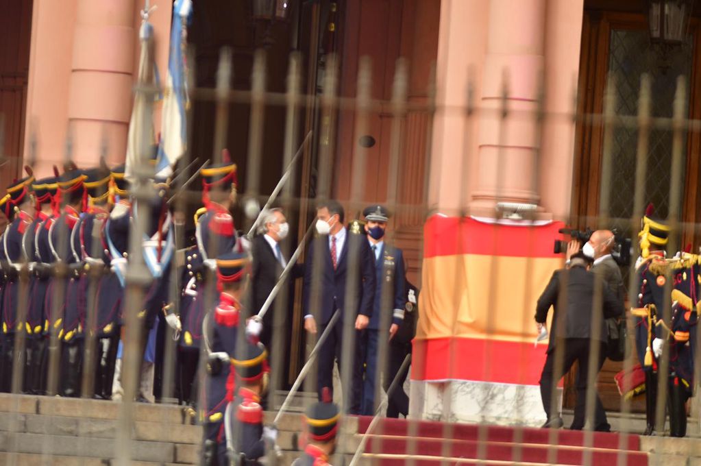 El presidente Alberto Fernández recibe a su par español, Pedro Sánchez, en el ingreso principal de la Casa Rosada, el miércoles 9 de junio de 2021.