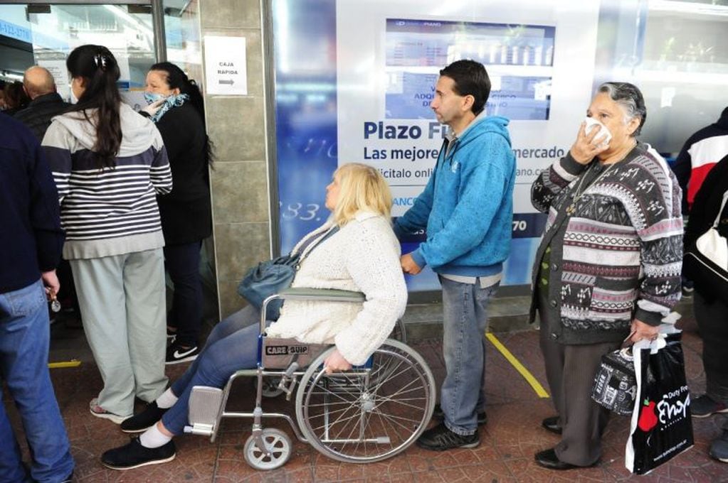 Caos en los bancos argentinos durante la reapertura para pagos de jubilaciones y planes sociales. (Clarín)