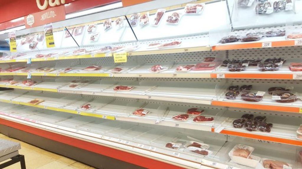 La góndola de las carnes es sistemáticamente vaciada en las sucursales de los supermercados en San Salvador de Jujuy.