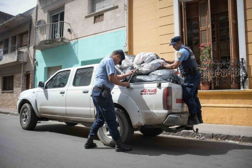 Policía preparando las donaciones para ser trasladadas a Santiago del Estero.