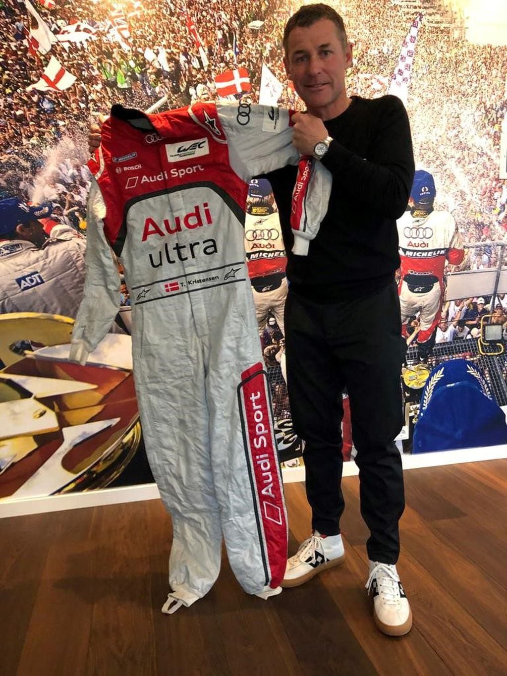 Kristensen y el buzo que donó para la acción de la FIA a favor de Cruz Roja.