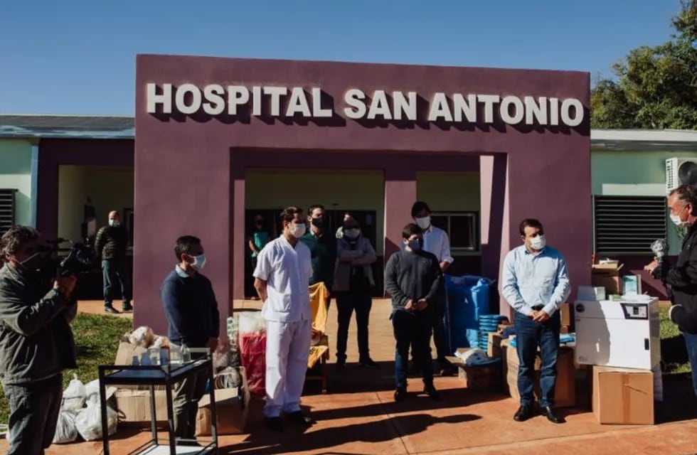 El gobernador entregó maquinarias e insumos hospitalarios en San Antonio