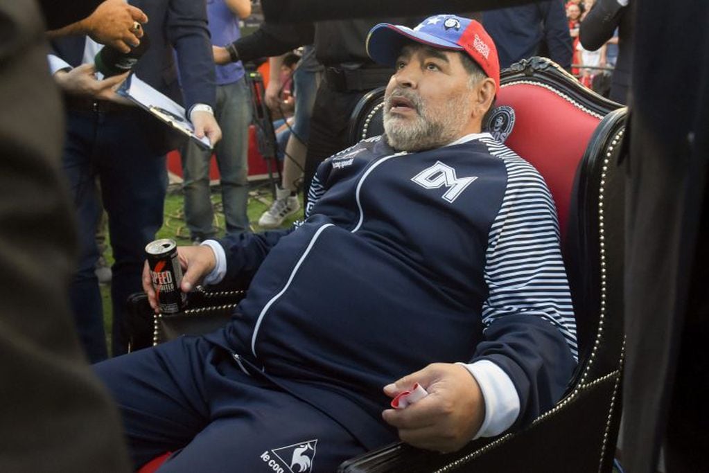 Diego Maradona con el sillón en el Coloso. (Photo: Sebastian Granata/telam/dpa)