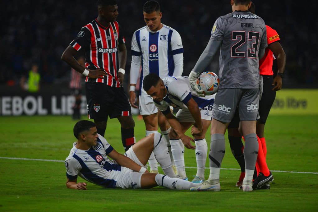 Ramón Sosa se lesionó en el inicio del partido ante Sao Paulo, en el Kempes. (Nicolás Bravo / La Voz)