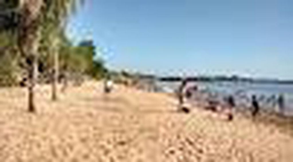Playa de Ituzaingó, sobre el río Paraná. La fina arena y el agua límpida atraen a los turistas. (WEB)