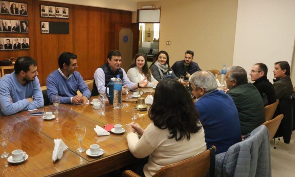 Omar De Marchi reunido con los integrantes de la Cámara de Comercio de San Rafael.