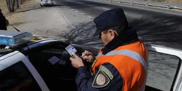 Registro. Los conductores de la Ciudad de Córdoba deberán pagar sus multas para renovar el carné (Darío Galiano/Archivo).