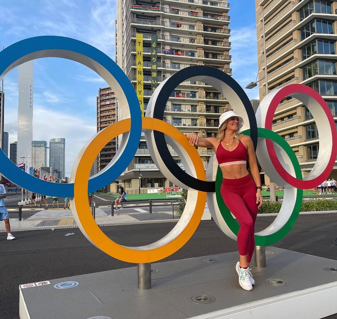 Alysha Newman, la atleta canadiense que causó furor en los Juegos Olímpicos París 2024.