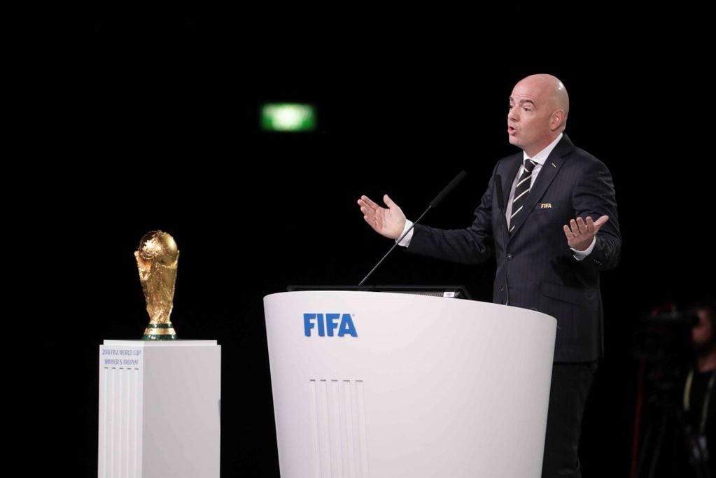 Gianni Infantino, presidente de Fifa, con el trofeo de la Copa del Mundo.