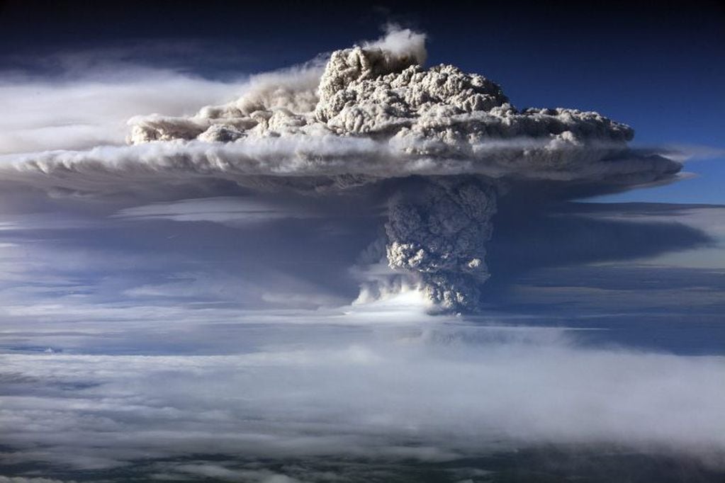 Vista desde Osorno (Chile) de la nube de cenizas del complejo volcánico Puyehue - Cordón Caulle (Chile)