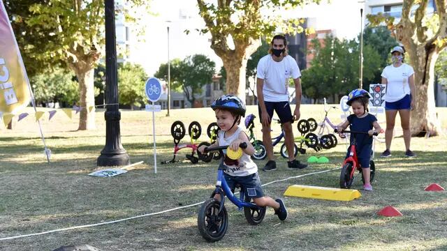 Con clases gratuitas en parques y plazas, lanzan la "Biciescuela" municipal
