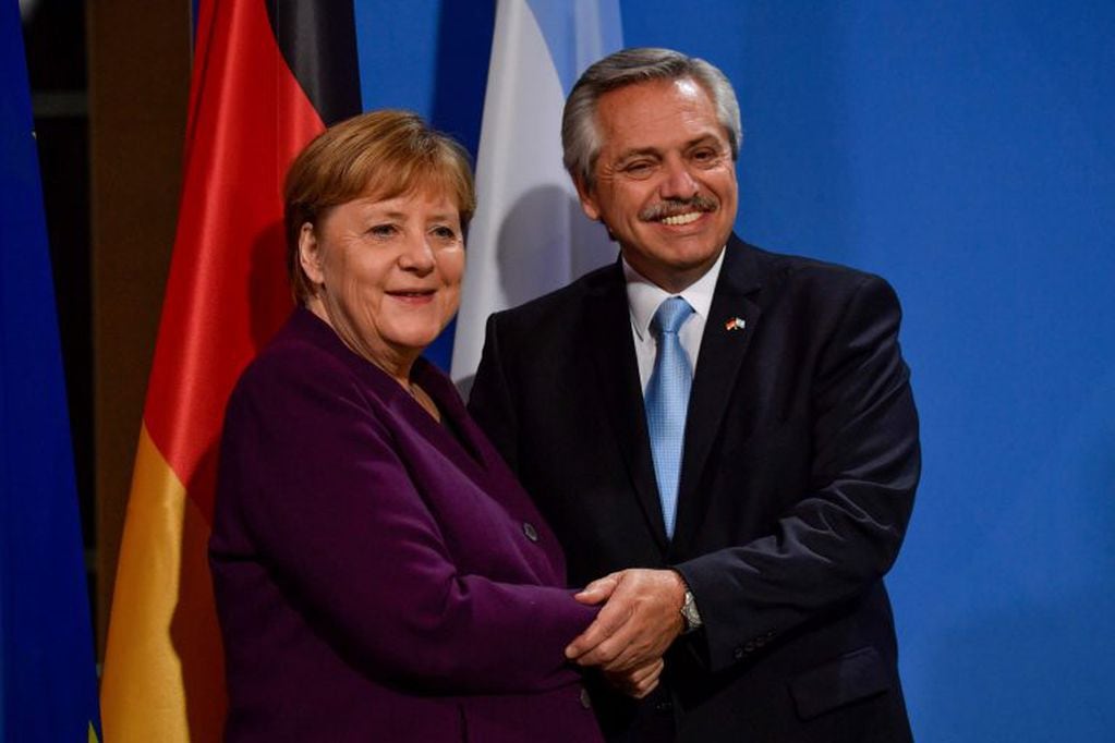 Alberto Fernández junto a la canciller alemana Angela Merkel en Berlín. (Foto: John Macdougall/AFP)